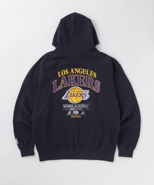 MONO-MART(モノマート)の「NBA/エヌビーエー 別注 ロゴ刺繍/プリント ヴィンテージライクビッグシルエットプルオーバーパーカー(パーカー・メンズ・アッシュグレー/グレー系/ブラック/ブラウン系/ダークグレー/オフホワイト/グレイッシュベージュ/ダークネイビー・M/L)」の10枚目の写真