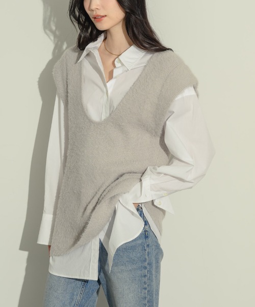 NEUNA（ヌナ）の「Uネックニットベスト（ベスト・レディース・ベージュ/グレー/チャコールグレー・FREE）」の2枚目の写真