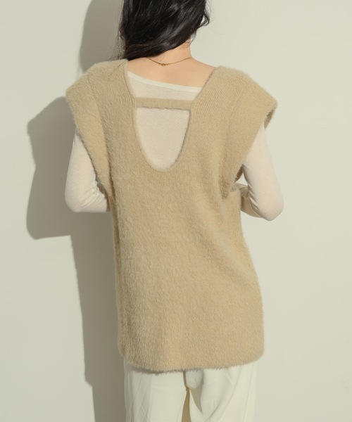 NEUNA（ヌナ）の「Uネックニットベスト（ベスト・レディース・ベージュ/グレー/チャコールグレー・FREE）」の4枚目の写真