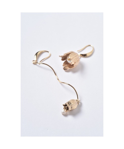 tone（トーン）の「【Astyle】アシンメトリーフラワーステンレスピアス(MA)（ピアス（両耳用）・レディース・ゴールド・FREE）」の2枚目の写真