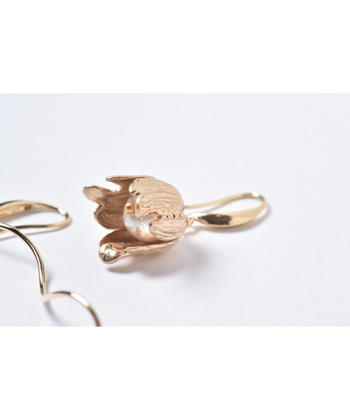 tone（トーン）の「【Astyle】アシンメトリーフラワーステンレスピアス(MA)（ピアス（両耳用）・レディース・ゴールド・FREE）」の3枚目の写真