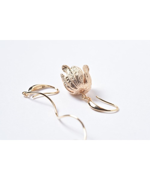 tone（トーン）の「【Astyle】アシンメトリーフラワーステンレスピアス(MA)（ピアス（両耳用）・レディース・ゴールド・FREE）」の4枚目の写真