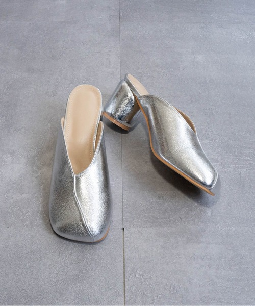 Fabby fabby(ファビィーファビィー)の「ラウンドスクエアサボミュール(サンダル・レディース・シルバー/ブラック・LARGE/MEDIUM)」の2枚目の写真