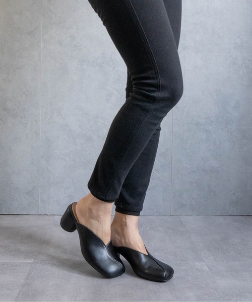 Fabby fabby(ファビィーファビィー)の「ラウンドスクエアサボミュール(サンダル・レディース・シルバー/ブラック・LARGE/MEDIUM)」の14枚目の写真