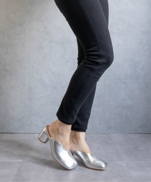 Fabby fabby(ファビィーファビィー)の「ラウンドスクエアサボミュール(サンダル・レディース・シルバー/ブラック・LARGE/MEDIUM)」の11枚目の写真