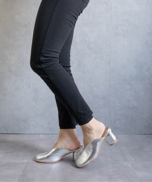 Fabby fabby(ファビィーファビィー)の「ラウンドスクエアサボミュール(サンダル・レディース・シルバー/ブラック・LARGE/MEDIUM)」の9枚目の写真