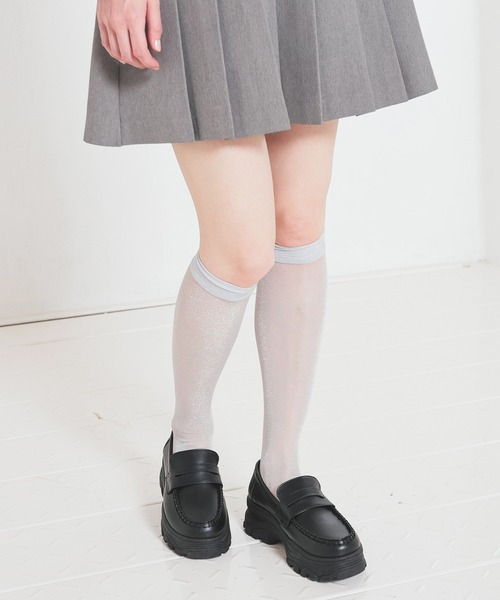 Honeys(ハニーズ)の「シアーラメハイソックス(ソックス/靴下・レディース・ベージュ/ライトグレー/ブラック・FREE)」の7枚目の写真