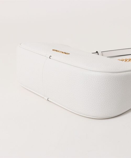 MICHAEL KORS（マイケルコース）の「CARMELA ペブルレザー コンバーチブル クロスボディ ミディアム（ショルダーバッグ・レディース・ホワイト系・FREE）」の3枚目の写真