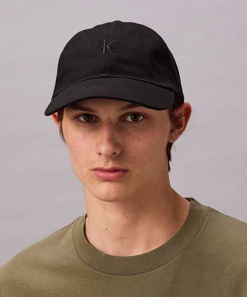 Calvin Klein(カルバン・クライン)の「エンブロイダリー モノグラム ベースボールキャップ(キャップ・メンズ・グレー系その他/ブルー/グリーン系その他/ブラック/ベージュ/ブラック系その他・FREE)」の2枚目の写真