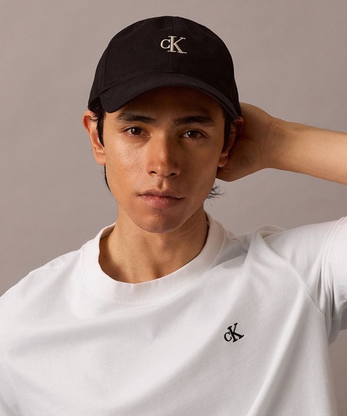 Calvin Klein(カルバン・クライン)の「エンブロイダリー モノグラム ベースボールキャップ(キャップ・メンズ・グレー系その他/ブルー/グリーン系その他/ブラック/ベージュ/ブラック系その他・FREE)」の1枚目の写真