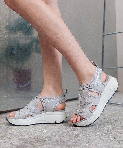 Bussola(ブソラ)の「【bussola】厚底スポーティサンダル(955708)(サンダル・レディース・ブラック/ブラック系その他/グレー/ベージュ・36/37/38/39/35)」の1枚目の写真