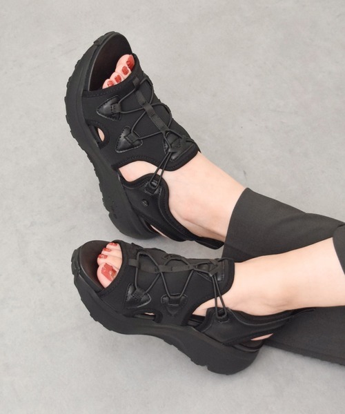 Bussola(ブソラ)の「【bussola】厚底スポーティサンダル(955708)(サンダル・レディース・ブラック/ブラック系その他/グレー/ベージュ・36/37/38/39/35)」の2枚目の写真