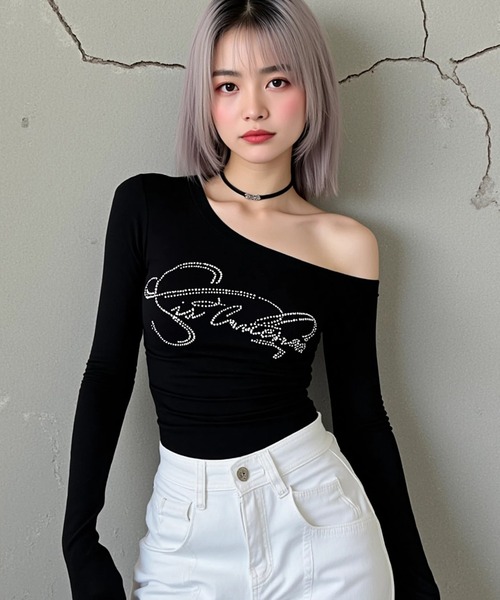 .KOM(ドットコム)の「A'GEM/9 × .kom 『.KOM/ドットケーオーエム』 ワンショルダーロゴトップス(Tシャツ/カットソー・レディース・ブラック/ホワイト・S)」の1枚目の写真