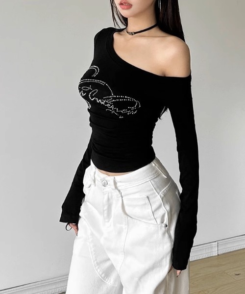 .KOM(ドットコム)の「A'GEM/9 × .kom 『.KOM/ドットケーオーエム』 ワンショルダーロゴトップス(Tシャツ/カットソー・レディース・ブラック/ホワイト・S)」の8枚目の写真