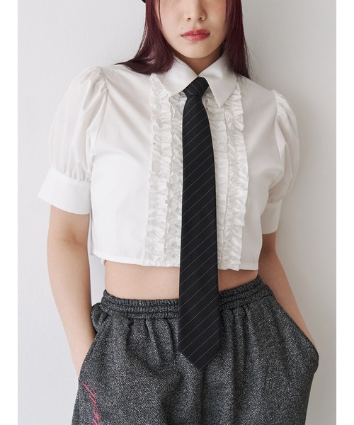 jouetie(ジュエティ)の「クロップドフリルブラウス(シャツ/ブラウス・レディース・ブラック/ブルー/オフホワイト・MEDIUM)」の2枚目の写真