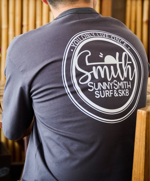 Sunny Smith(サニースミス)の「【SUNNY SMITH】バックサークルロゴプリントTシャツ(Tシャツ/カットソー・メンズ・スモークグレー/ホワイト・LARGE/MEDIUM)」の4枚目の写真