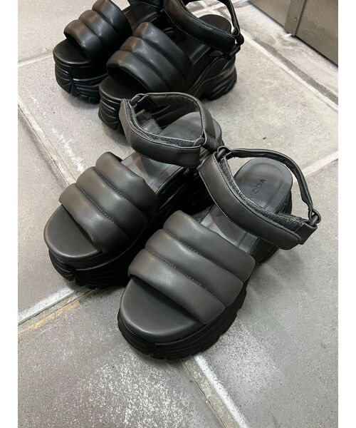 EMODA（エモダ）の「エアバルキーソールパッファーサンダル（サンダル・レディース・グレー/ブラック・SMALL/MEDIUM/LARGE）」の3枚目の写真