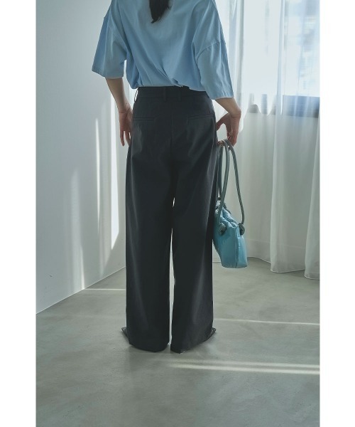marjour(マージュール)の「COTTON TUCK PANTS(その他パンツ・レディース・ネイビー系・MEDIUM)」の3枚目の写真