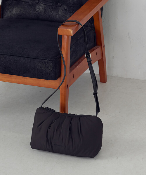 MONO　COMME CA（モノコムサ）の「パデットショルダー（ショルダーバッグ・レディース・ライトグレー/ブラック/ベージュ・FREE）」の11枚目の写真