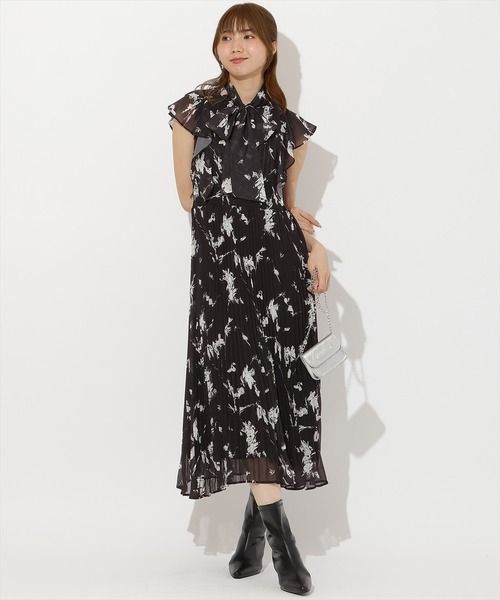 AND COUTURE(アンドクチュール)の「シフォンプリーツワンピース(ワンピース・レディース・ホワイト系その他/ブラック系その他/ブラウン系その他・FREE)」の2枚目の写真