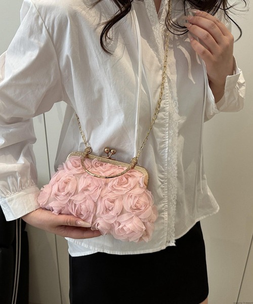 VIBGYOR(ヴィブジョー)の「Liaa/チュール フラワー がま口 ショルダーバッグ A18686(ショルダーバッグ・レディース・ブラック/ベージュ/ホワイト/ピンク・FREE)」の4枚目の写真