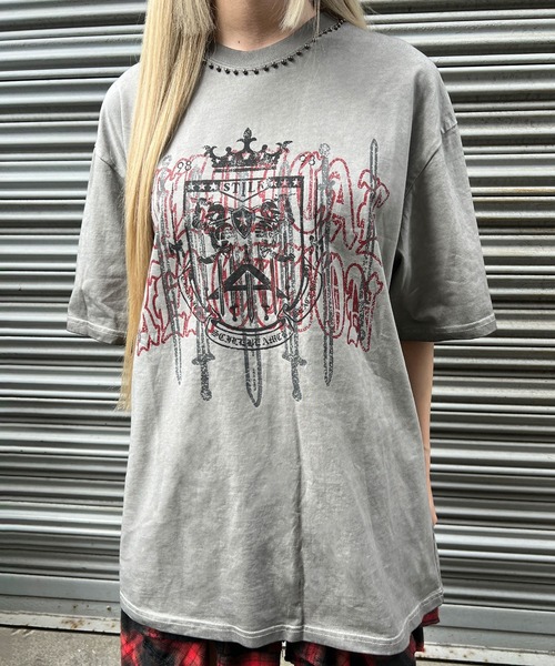 Figments(フィグメンツ)の「ネックラインスタッズエンブレムT(Tシャツ/カットソー・レディース・グレー/ブラック・FREE)」の2枚目の写真