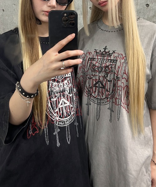 Figments(フィグメンツ)の「ネックラインスタッズエンブレムT(Tシャツ/カットソー・レディース・グレー/ブラック・FREE)」の5枚目の写真