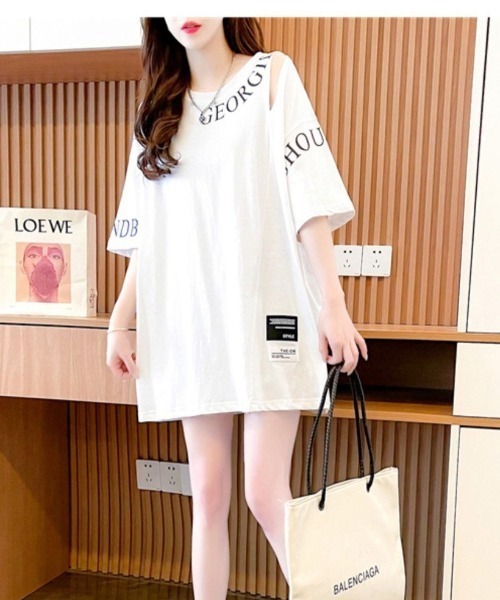 LETee(レティー)の「肩見せデザインで抜け感プラス!ゆるっと着こなせるショルダーオープンロングTシャツ(Tシャツ/カットソー・レディース・ブラック/ホワイト/ピンク・FREE)」の1枚目の写真