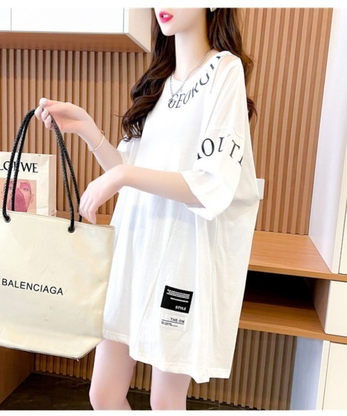 LETee(レティー)の「肩見せデザインで抜け感プラス!ゆるっと着こなせるショルダーオープンロングTシャツ(Tシャツ/カットソー・レディース・ブラック/ホワイト/ピンク・FREE)」の4枚目の写真