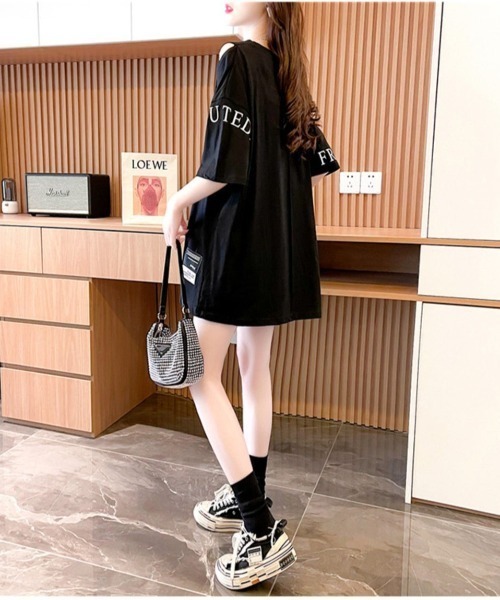 LETee(レティー)の「肩見せデザインで抜け感プラス!ゆるっと着こなせるショルダーオープンロングTシャツ(Tシャツ/カットソー・レディース・ブラック/ホワイト/ピンク・FREE)」の9枚目の写真