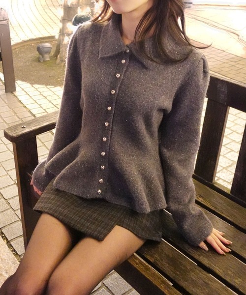 unnu(ユヌ)の「パフスリーブ ペプラム ラメニットトップス(カーディガン/ボレロ・レディース・グレー/アイボリー/レッド・F)」の3枚目の写真