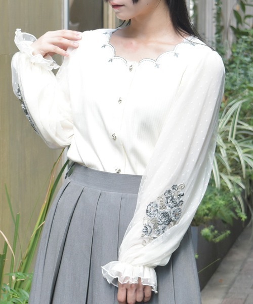 axes femme(アクシーズファム)の「ローズ刺繍カットカーディガン(カーディガン/ボレロ・レディース・ブラック/キナリ/ラベンダー・FREE)」の2枚目の写真