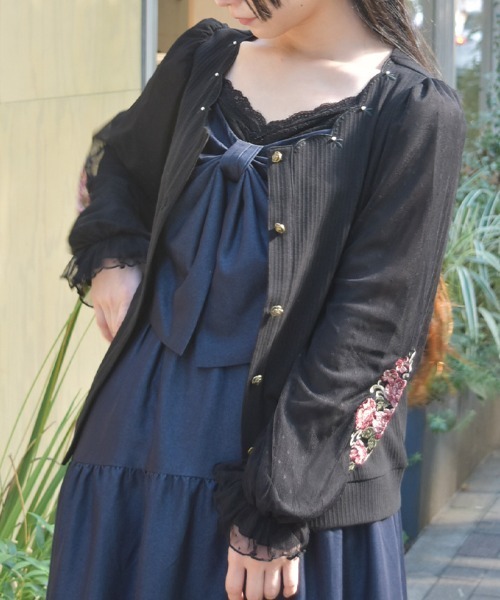 axes femme(アクシーズファム)の「ローズ刺繍カットカーディガン(カーディガン/ボレロ・レディース・ブラック/キナリ/ラベンダー・FREE)」の3枚目の写真