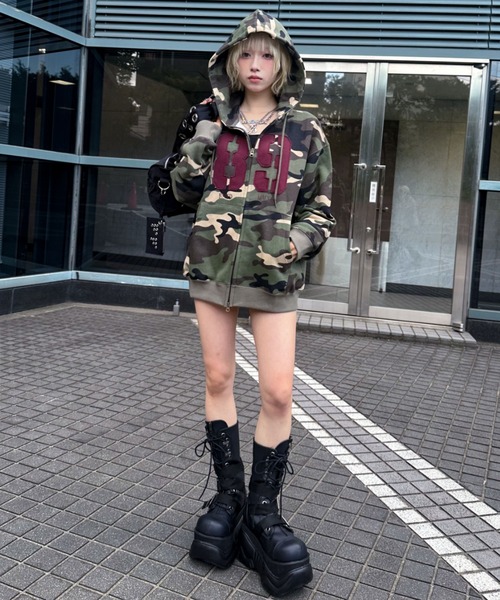 MAHAGRID(マハグリッド)の「『mahagrid/マハグリッド』 CAMO APPLIQUE ZIP UP HOODIE/迷彩柄 ナンバリングアップリケデザイン ジップアップパーカー(パーカー・レディース・グレー/グリーン・M/L/S)」の7枚目の写真