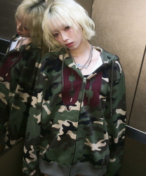 MAHAGRID(マハグリッド)の「『mahagrid/マハグリッド』 CAMO APPLIQUE ZIP UP HOODIE/迷彩柄 ナンバリングアップリケデザイン ジップアップパーカー(パーカー・レディース・グレー/グリーン・M/L/S)」の11枚目の写真