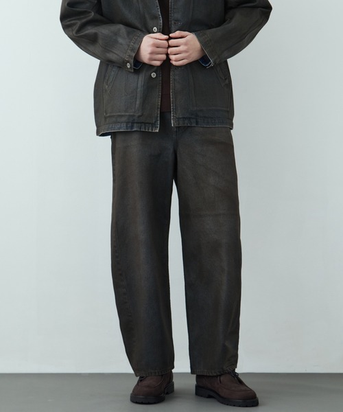 UNITED TOKYO(ユナイテッドトウキョウ)の「【残りわずか】コーティングデニムバレルパンツ(デニムパンツ・メンズ・ブラック/ブラウン・1/2)」の2枚目の写真