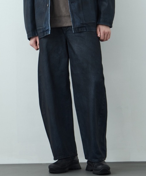 UNITED TOKYO(ユナイテッドトウキョウ)の「【残りわずか】コーティングデニムバレルパンツ(デニムパンツ・メンズ・ブラック/ブラウン・1/2)」の1枚目の写真