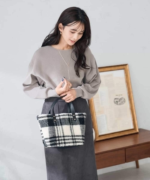 a.v.v(アーヴェヴェ)の「【洗える】切替ボートネックチュニックニット(ニット/セーター・レディース・ブラック/ブルー/チャコールグレー/マスタード/レッド/ライトグレー・38/40/36/34/42)」の20枚目の写真