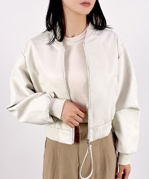 CLOTHY(クロシィ)の「【高級感あふれるツヤ感素材♪】ダブルzip ショート丈 MA-1 合皮 ジャケット(MA-1・レディース・オフホワイト/ブラック/ブラウン・FREE)」の12枚目の写真