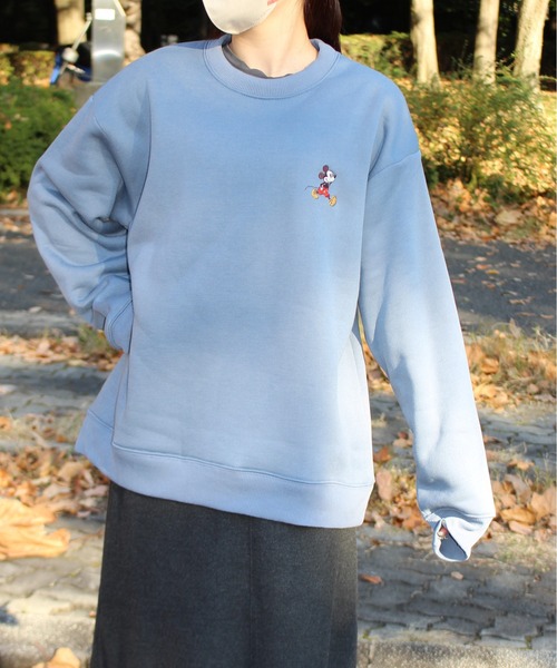 MICKEY MOUSE(ミッキーマウス)の「【DISNEY/ディズニー】ミッキーマウス裏ボアスウェットワンポイントクルーネックスウェット(スウェット・レディース・アイボリー/ブラック/グレイッシュベージュ/ブルー・MEDIUM/LARGE)」の4枚目の写真