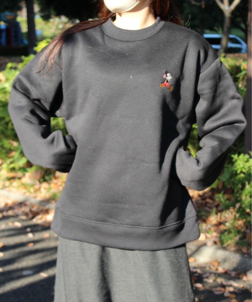 MICKEY MOUSE(ミッキーマウス)の「【DISNEY/ディズニー】ミッキーマウス裏ボアスウェットワンポイントクルーネックスウェット(スウェット・レディース・アイボリー/ブラック/グレイッシュベージュ/ブルー・MEDIUM/LARGE)」の2枚目の写真