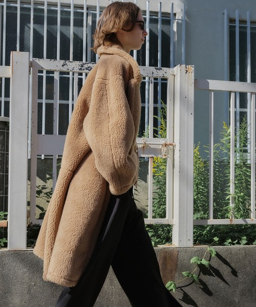 LE CIEL BLEU（ルシェルブルー）の「フェイクシャーリングコクーンコート / Faux Shearling Cocoon Coat（その他アウター・レディース・キャメル/グレー・36）」の13枚目の写真