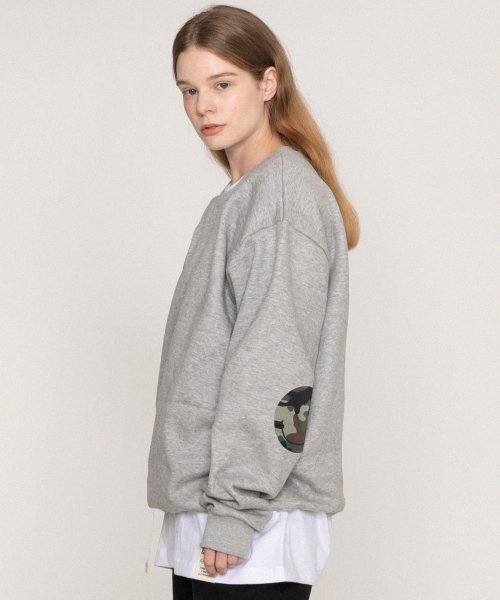 GRAVER（グレーバー）の「[UNISEX]エルボーカモドットスマイルマンツーマン_グレー（スウェット・レディース・グレー・LARGE/MEDIUM/SMALL/X-LARGE）」の3枚目の写真