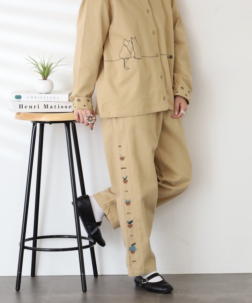 Emago(イマゴ)の「EMAGO 植木鉢刺繍ストレートパンツ(その他パンツ・レディース・カーキ/ベージュ/ブラウン・FREE)」の1枚目の写真