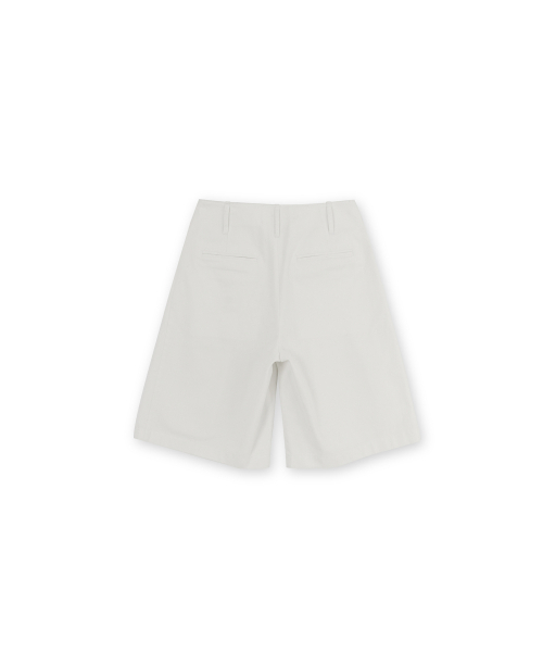 BROWNYARD（ブラウンヤード）の「Wツーピンタックハーフパンツ、ホワイト（その他パンツ・レディース・その他・1/2）」の2枚目の写真