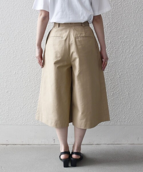 quaranciel(カランシエル)の「quaranciel:〈洗濯機可能〉タック Aライン ハーフ パンツ(その他パンツ・レディース・ベージュ/ネイビー・38/40)」の4枚目の写真