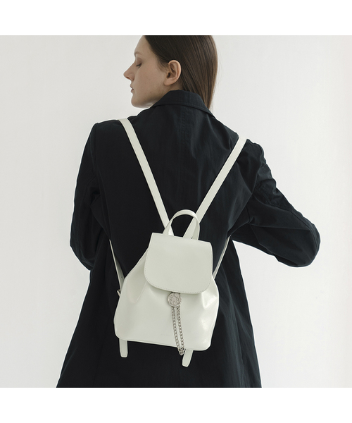 ANODDS(アンオズ)の「TIWI CHAIN DRAWSTRING leather backpack(バックパック/リュック・レディース・ブラック/アイボリー・FREE)」の1枚目の写真