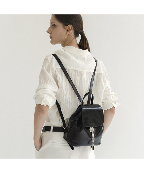 ANODDS(アンオズ)の「TIWI CHAIN DRAWSTRING leather backpack(バックパック/リュック・レディース・ブラック/アイボリー・FREE)」の2枚目の写真