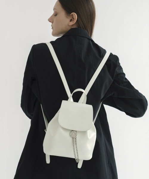 ANODDS(アンオズ)の「TIWI CHAIN DRAWSTRING leather backpack(バックパック/リュック・レディース・ブラック/アイボリー・FREE)」の3枚目の写真