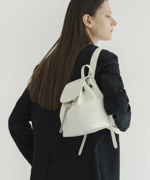 ANODDS(アンオズ)の「TIWI CHAIN DRAWSTRING leather backpack(バックパック/リュック・レディース・ブラック/アイボリー・FREE)」の4枚目の写真